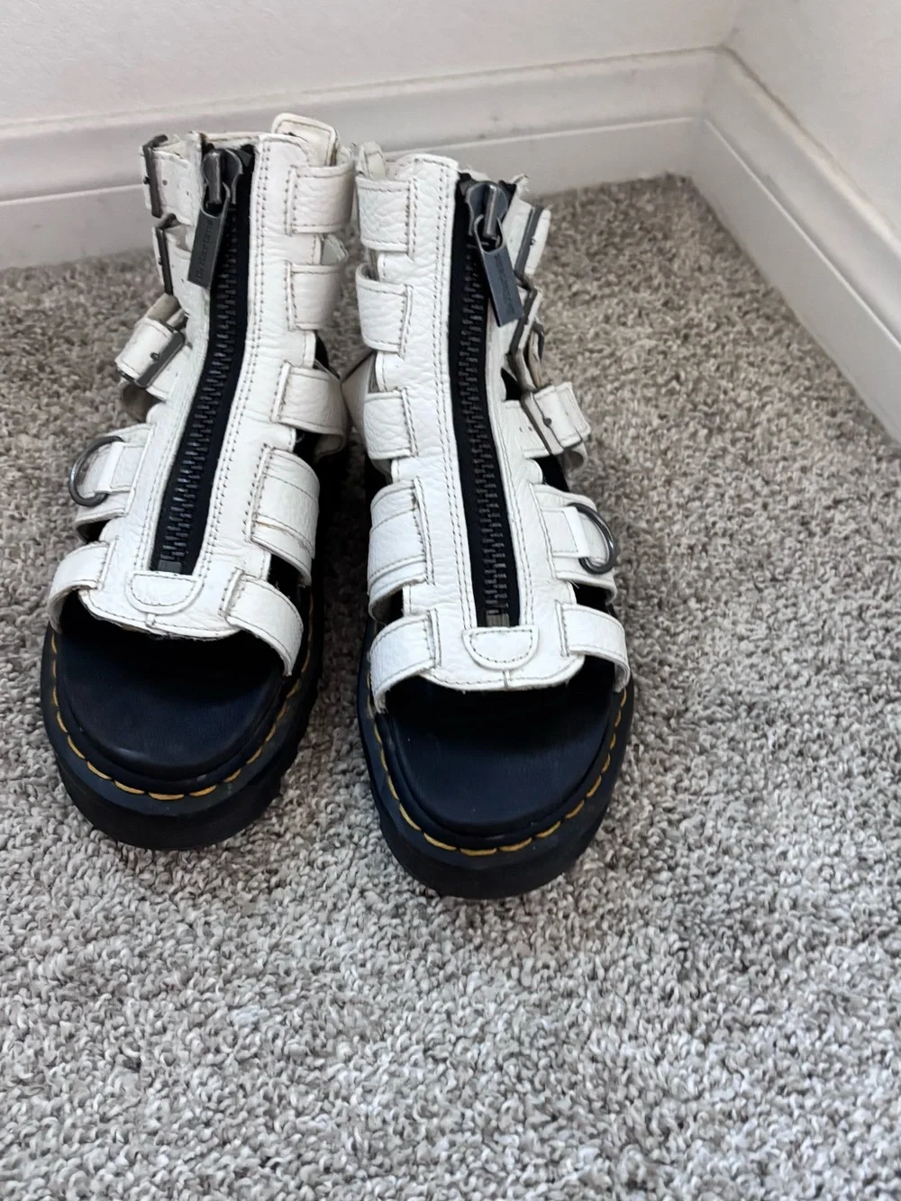 DR MARTENS model Olson, made of white leather with a front zipper adjustable
